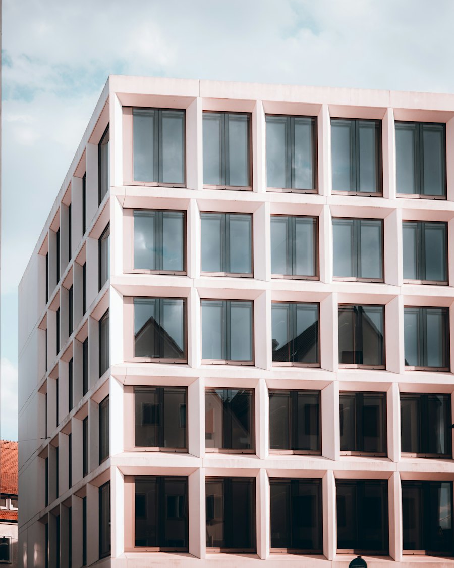 Fachada de um edifício comercial moderno em dia claro